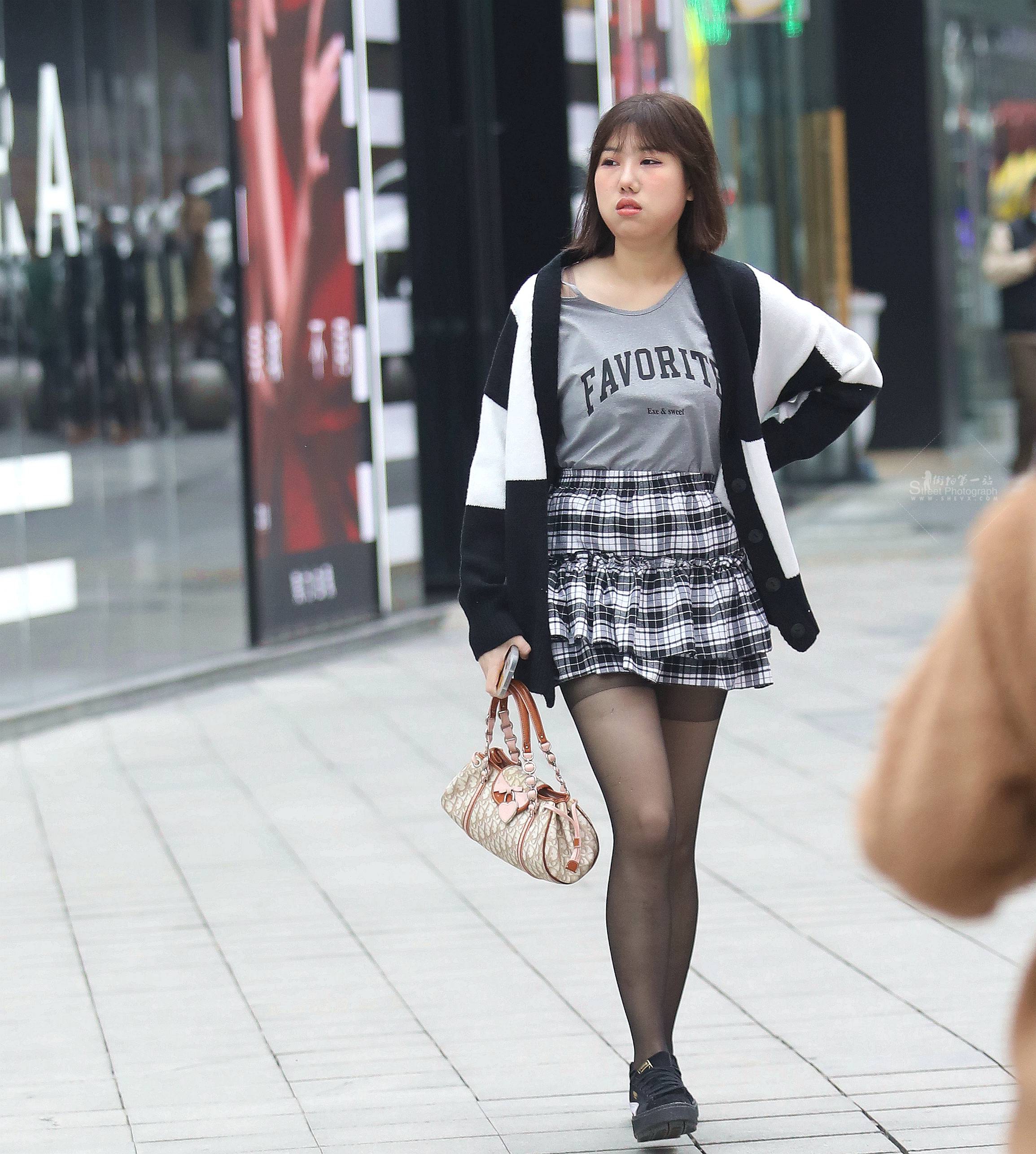  黑 丝短裙妹子