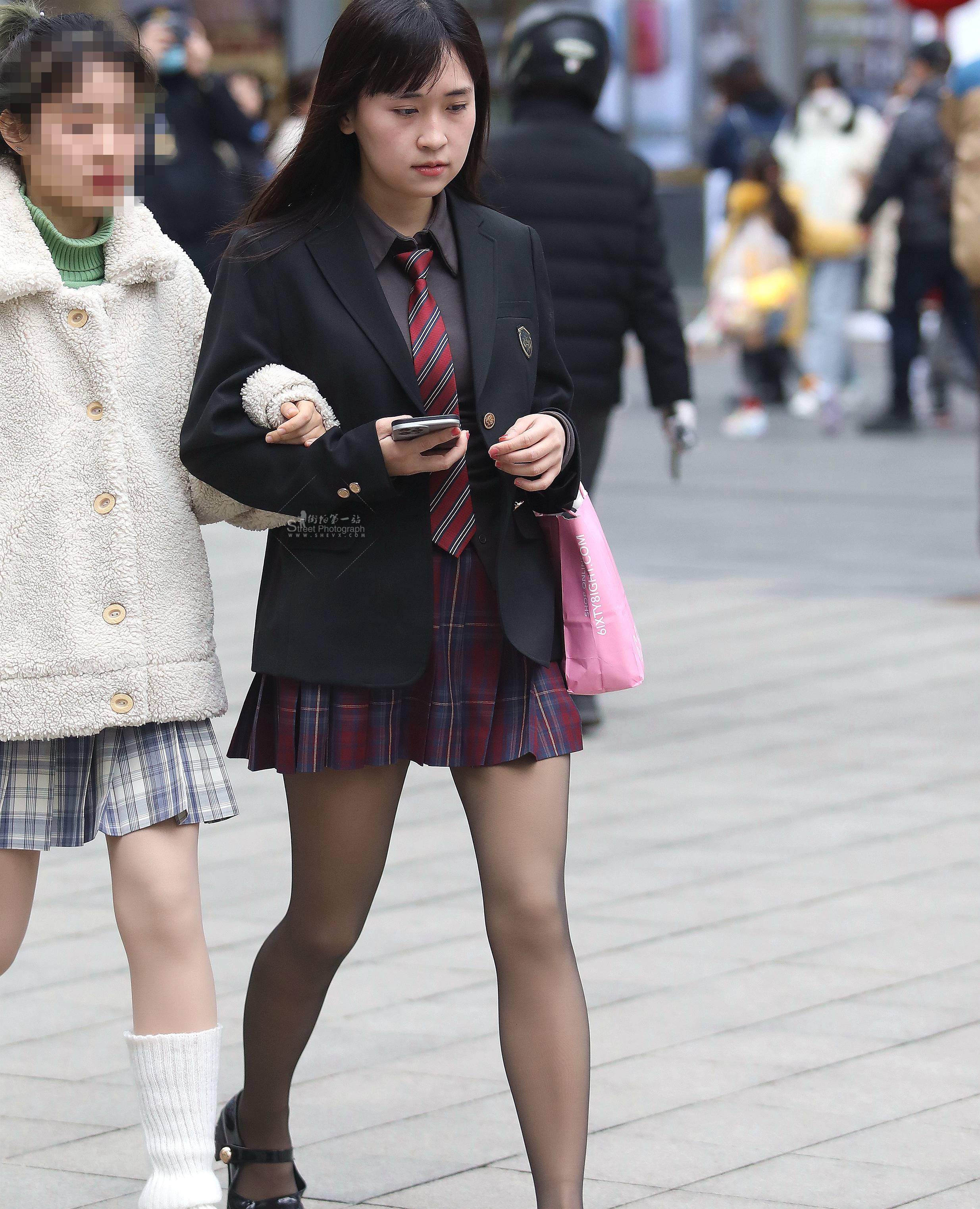 黑 丝短裙妹子